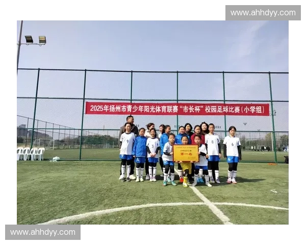 围绕我在球场看足球比赛的激情瞬间与难忘互动的全景纪实故事 围绕我在球场看足球比赛的激情瞬间与难忘互动的全景纪实故事